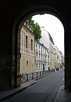 Rue de Béarn vue depuis la place des Vosges.