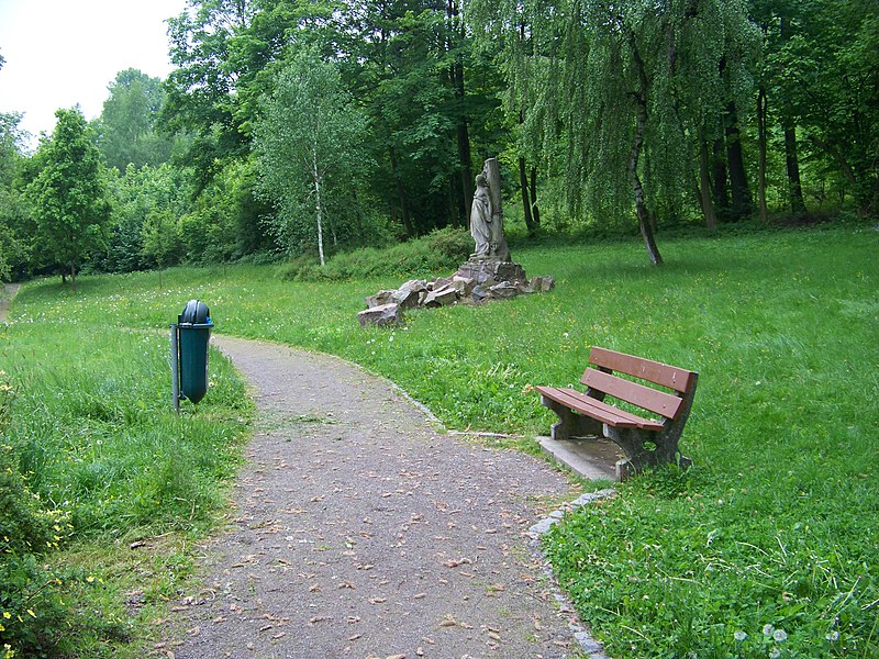 File:Park Javorka, Šárka, lavička a koš.jpg