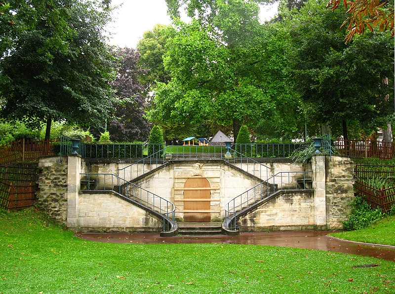 File:Perron et emplacement de fontaine à Arcueil.JPG