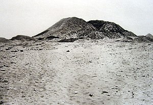Die Sesostris-III.-Pyramide in Dahschur während der Grabungen von Jacques de Morgan (1895)