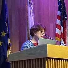 Fizikçi Barbara Jacak 7 Ocak 2016'da Berkeley'de bir konuşmacı tanıtıyor. Jpg