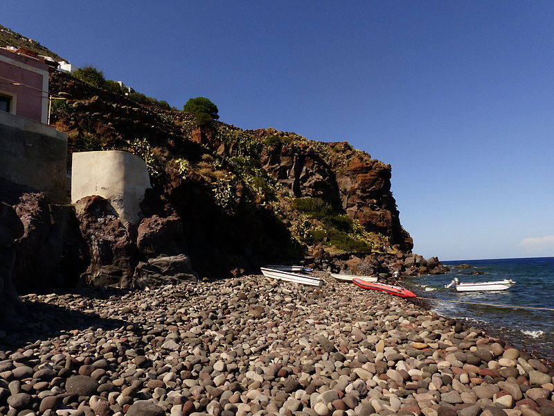 File:Playa, Alicudi, Islas Eolias, Sicilia, Italia, 2015.JPG