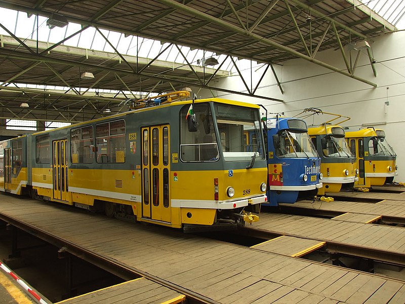 File:Plzeň, Vozovna Slovany, tramvaje III.JPG