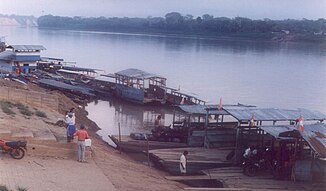 Puerto Maldonado yakınlarındaki Río Madre de Dios'ta feribot