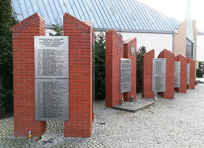 File:Police Monument in Poznan (II RP).jpg
