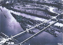 Imagine reprezentând Loire cu podul Châtillon-sur-Loire cu un pod temporar lângă el.