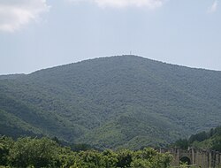 Южната порта на крепостта в Преслав на фона на Драгоевската планина