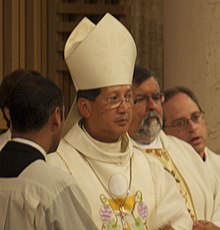 Ordenación sacerdotal (5797752805) (recortado) .jpg