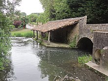 Ponte e lavatoio sull'Auxance a Quinçay.