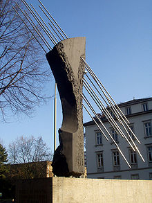 Статуя в Гисене, посвящённая рентгеновскому излучению