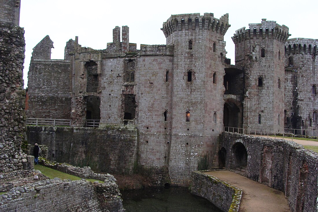 File:Raglan Castle 7.jpg