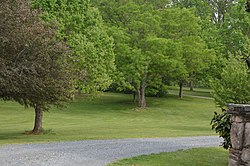 Вход на Красные холмы со стороны Polo Grounds Road.jpg