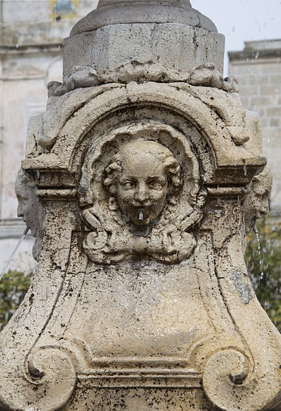 File:Refelies of the fountain in Francavilla Fontana.jpg