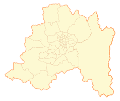 Mapa konturowa Regionu Metropolitalnego, blisko centrum na prawo u góry znajduje się punkt z opisem „Estadio San Carlos de Apoquindo”