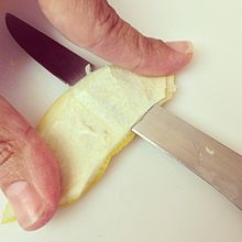 Slicing mesocarp from flavedo to make marmalade, using a flexible filet-style knife. Removing pith (8449071157).jpg