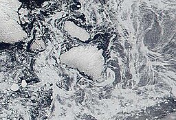 NASA-bild av Resolution (i mitten) och Edgell Island (därovan).