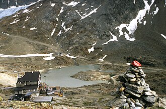 Skjulet vakker utsikt fra nordvest med breen innsjøen matet av Hochjochferner