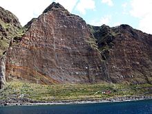 Rocha do Navio, Santana, Madeira. Talstation links unten, Bergstation im rechten Sattel auf dem Grat