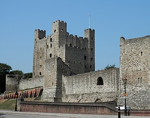 The Norman (c. 1126) keep of Rochester Castle, England (rear). The shorter rectangular tower attached to the keep is its forebuilding, and the curtain wall is in the foreground. Rochester zamek fc11 (cropped).jpg