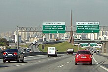 Шоссе Бандейрантов в городе Сан-Паулу, одна из главных автострад, соединяющих город с внутренними районами штата.