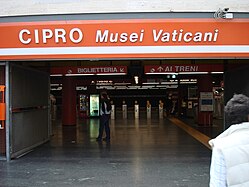 Entrada de uma estação do Metrô de Roma