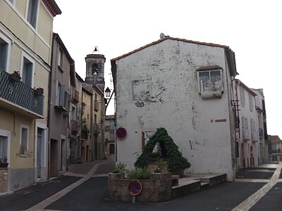La rue de la Calade et la rue de l'Église dans le vieux village.