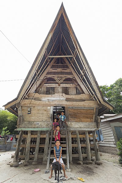 File:Rumah Tradisonal Batak di Tomok, Simanindo, Samosir.jpg