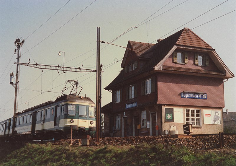 File:SBB Historic - F 122 01062 003 - Taegerwilen MThB Stationsgebaeude mit Reisezug ABDe 4 4 MThB.jpg