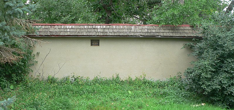 File:SDSU dean residence rammed-earth wall, plaque on NS segment 2.jpg