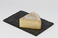 Photo du fromage sur une plaque d’ardoise.