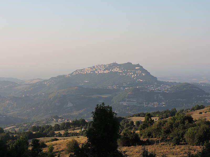 File:San Marino dal Monte San Paolo al tramonto.jpg