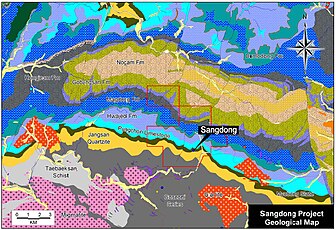 상동광산 주변의 지질도. 백운산 향사대의 구조가 잘 드러나 있다.