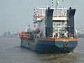 English: Dredge "Geopotes 14" entering Hamburg Harbour beginning its exertion. Detail: View on the portside stern Deutsch: Saugbagger "Geopotes 14" läuft in den Hamburger Hafen ein, um ihren dortigen Einsatz zu beginnen (Heckstudie 7), Blick auf das achterliche Backbordschiff.