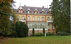 Schloss Düneck - Hauptgebäude Südostseite mit Wintergarten - 53°40′25″N 9°39′57″E﻿ / ﻿Klinkerstraße 49﻿ / 53.673707; 9.665803         Foto: 2006