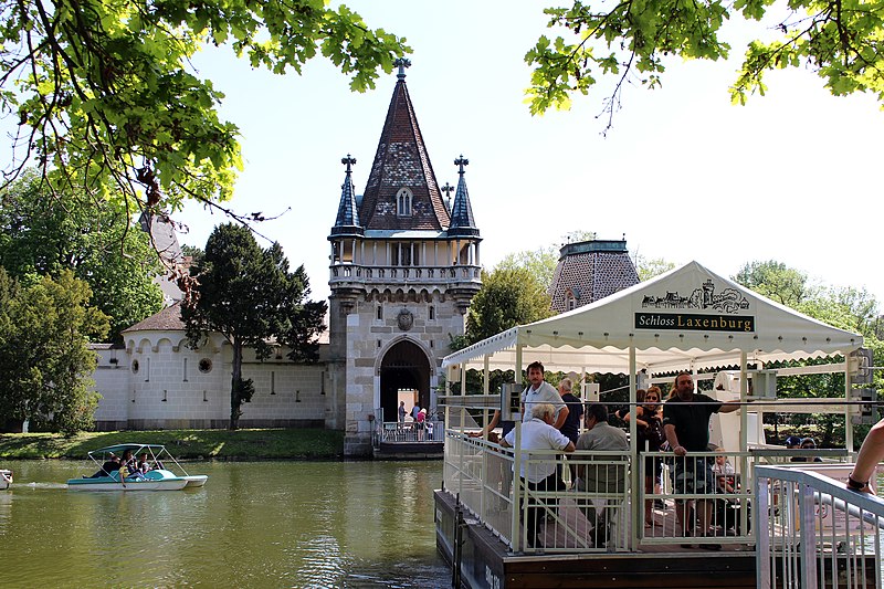 File:Schloßpark Laxenburg, die Fähre.jpg