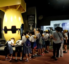 ファイル:Schoolchildren_examine_replica_of_'Fatman'_atomic_bomb_at_the_Nagasaki_Atomic_Bomb_Museum,_Nagasaki,_Japan.tif