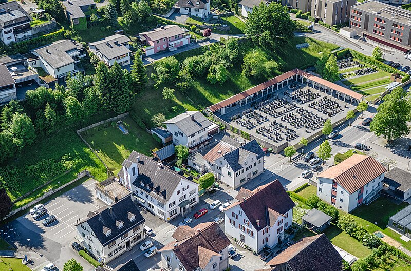 File:Schwarzach Friedhof Schrägluftbild.jpg