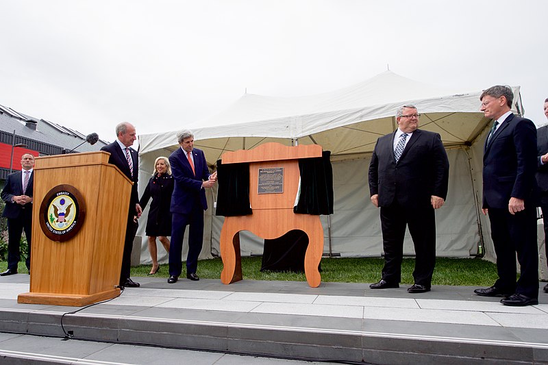 File:Secretary Kerry Unveils a Plaque During a Dedication Ceremony for the Site of a new American Memorial in Wellington (22769809628).jpg