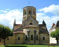 De romaanse kerk Saint-Hilaire, de oostelijke gevel met het hoogkoor