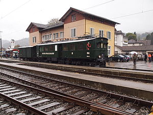 Der historische Sihltalbahn Triebwagen CFe 2/4 84 mit Gepäckwagen in Bauma (2010)