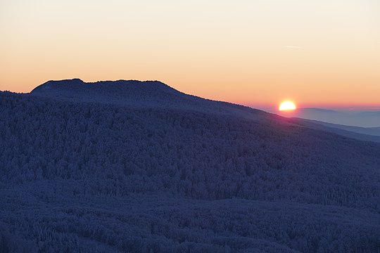 Pohľad na Vihorlat zo Sninského kameňa počas západu slnka