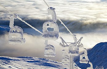 Un télésiège couvert de neige et de givre au sommet de l'Åreskutan, dans le domaine skiable de la station d'Åre, en Suède. (définition réelle 3 087 × 2 015)