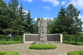 Mémorial aux victimes du camp dans le cimetière de Neuburxdorf.