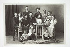 Sonja och Karl Emil Ståhlberg med elva barn ca 1912 (slsa1219 11 (1), SLS).jpg