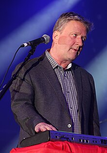 Squeeze - Glenn Tilbrook 9819 (18717787839).jpg