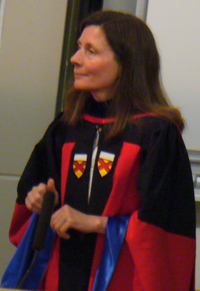 Портрет на Патриша Бурчат в халати при дипломирането