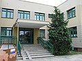 Polski: (missing text) Budynek filii Publicznej Szkoły Podstawowej nr 4 w Starogardzie Gdańskim. Widok na główne wejście do szkoły.