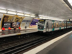 Rame MF 01 entrant en station en direction de Pont de Sèvres.