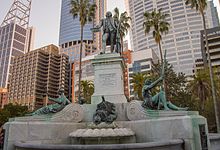 Statue of Arthur Phillip in the Botanic Gardens.jpg