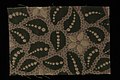 Stofstaal, katoen met dessin van bloemen en bladeren in groen, roze en lila, Kralingse Katoenmaatschappij, “2879”, objectnr 23604-38.JPG